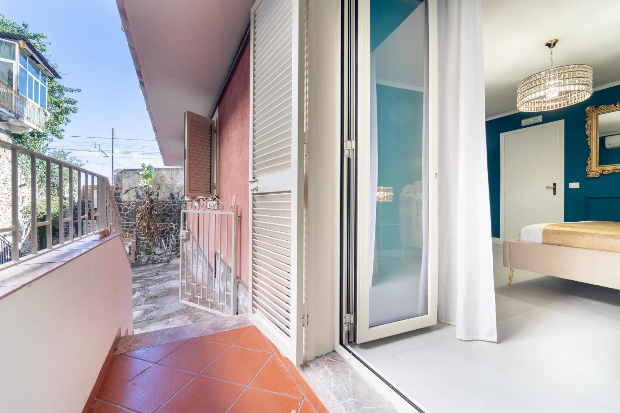 Johnny'S Suites Taormina Beach Bay Exterior photo