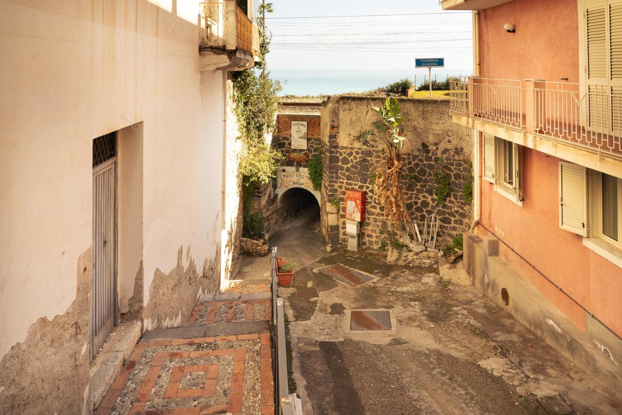 Johnny'S Suites Taormina Beach Bay Exterior photo